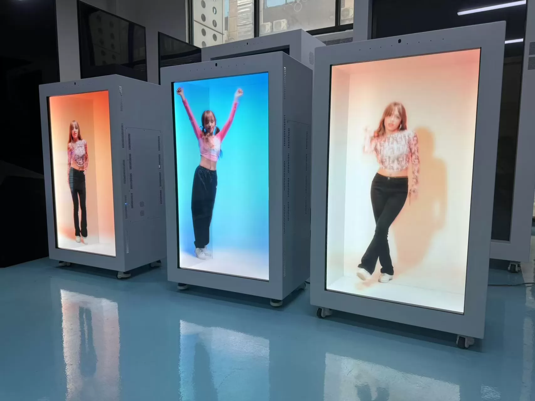 Transparent Display Sector Heats Up – How LCD Transparent Cabinets Are Reshaping Retail Spaces